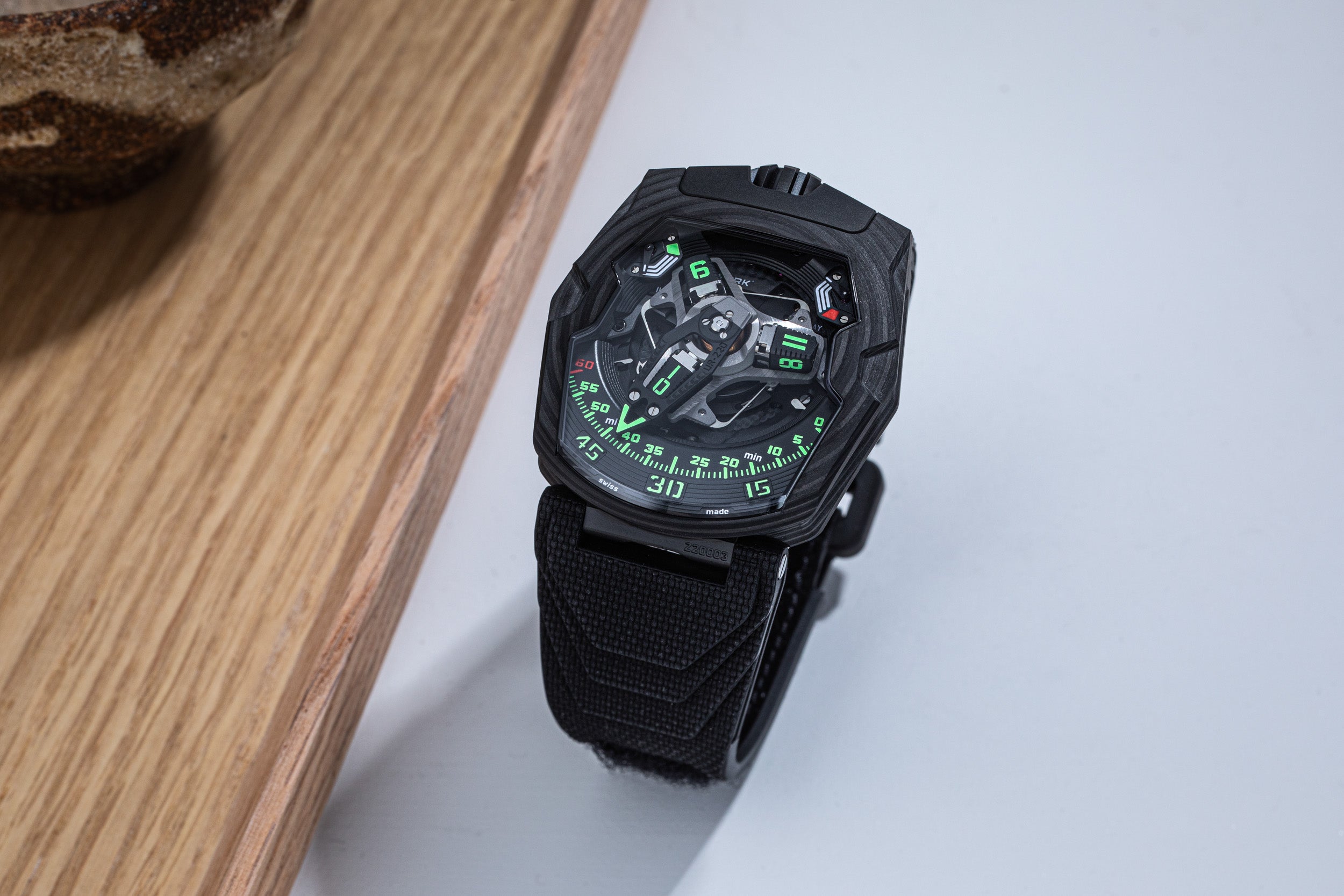 Urwerk UR-220 Carbon